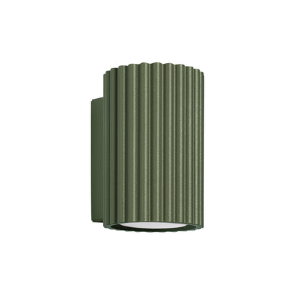Applique murale Oslo 10 vert olive en aluminium cannelé, vue produit sur fond blanc