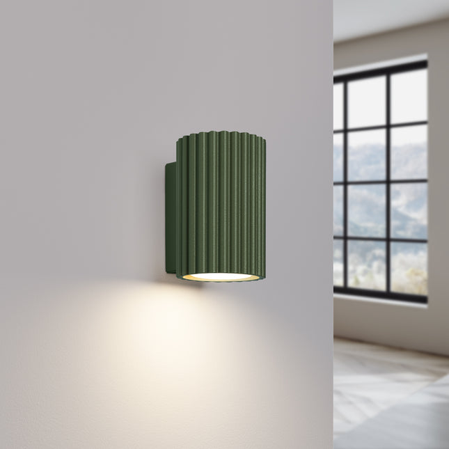 Applique murale Oslo 10 vert olive allumée, lumière chaude dirigée vers le bas du mur