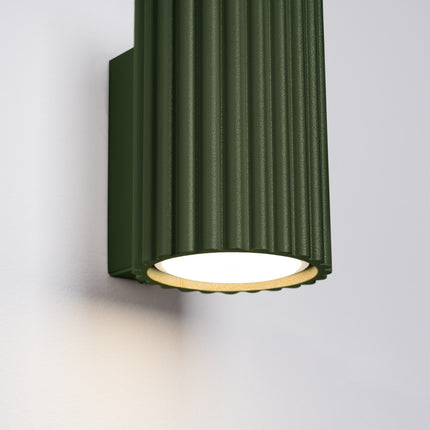 Gros plan sur la diffusion lumineuse de l'applique murale Oslo 10 vert olive