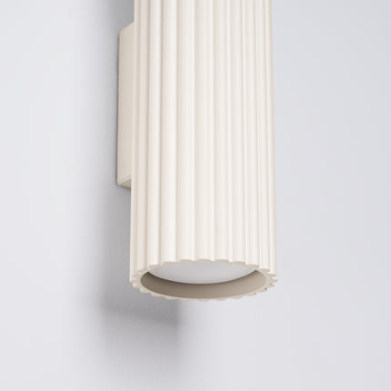 Applique murale Oslo 20 beige sable, gros plan sur l'ouverture diffusant la lumière