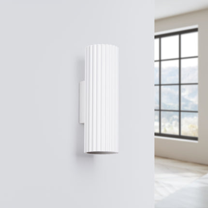 Applique murale Oslo 20 blanc, colonne cannelée en aluminium vue sous un autre angle