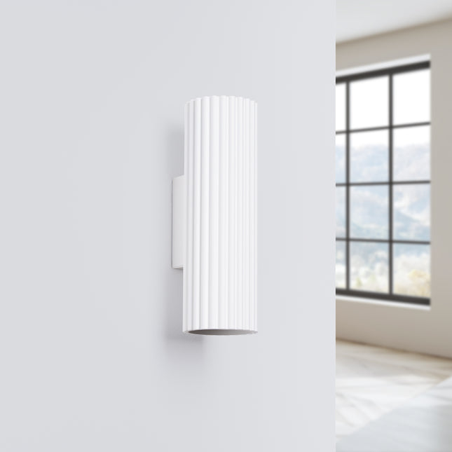 Applique murale Oslo 20 blanc, colonne cannelée en aluminium vue sous un autre angle