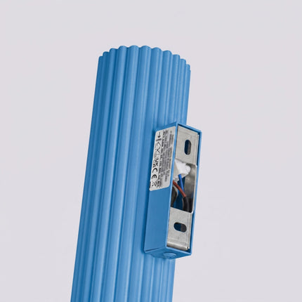 Applique murale Oslo 20 cm bleu azur, vue sur fond coloré