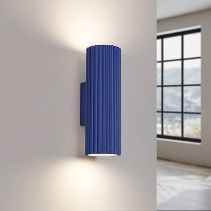 Applique Murale Oslo 20 cm en Aluminium Cannelé Bleu Outremer, lumière allumée