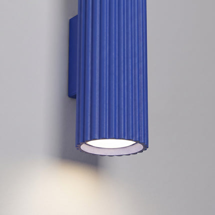 Applique Murale Oslo 20 cm en Aluminium Cannelé Bleu Outremer, packshot de trois quarts