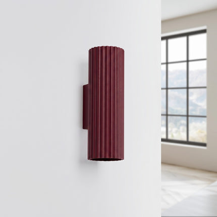 Applique Murale Oslo 20 cm en Aluminium Cannelé Bordeaux, vue en situation