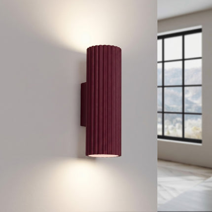 Applique Murale Oslo 20 cm en Aluminium Cannelé Bordeaux, lumière allumée