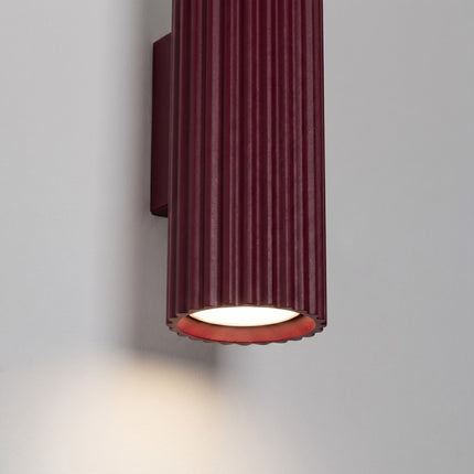 Applique Murale Oslo 20 cm en Aluminium Cannelé Bordeaux, packshot de trois quarts