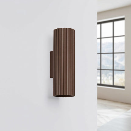 Applique Murale Oslo 20 cm en Aluminium Cannelé Brun Chocolat, vue en situation