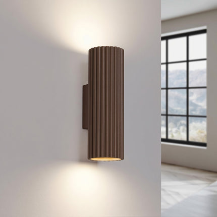 Applique Murale Oslo 20 cm en Aluminium Cannelé Brun Chocolat, lumière allumée