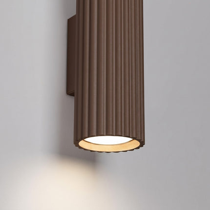 Applique Murale Oslo 20 cm en Aluminium Cannelé Brun Chocolat, packshot de trois quarts