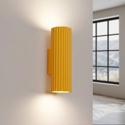 Applique Murale Oslo 20 cm en Aluminium Cannelé Jaune Ambré, lumière allumée