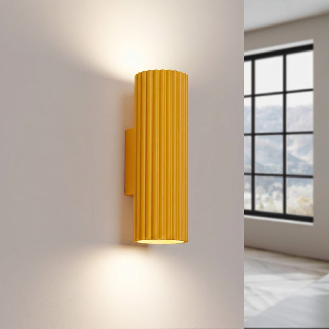 Applique Murale Oslo 20 cm en Aluminium Cannelé Jaune Ambré, lumière allumée