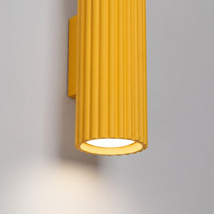 Applique Murale Oslo 20 cm en Aluminium Cannelé Jaune Ambré, packshot de trois quarts