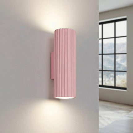 Applique Murale Oslo 20 cm en Aluminium Cannelé Rose Poudré, lumière allumée