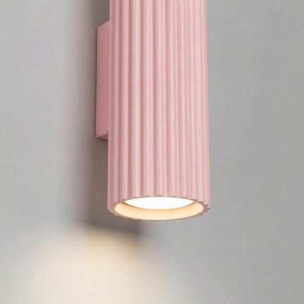 Applique Murale Oslo 20 cm en Aluminium Cannelé Rose Poudré, packshot de trois quarts