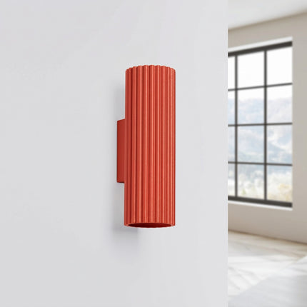 Applique Murale Oslo 20 cm en Aluminium Cannelé Rouge Vif, vue en situation