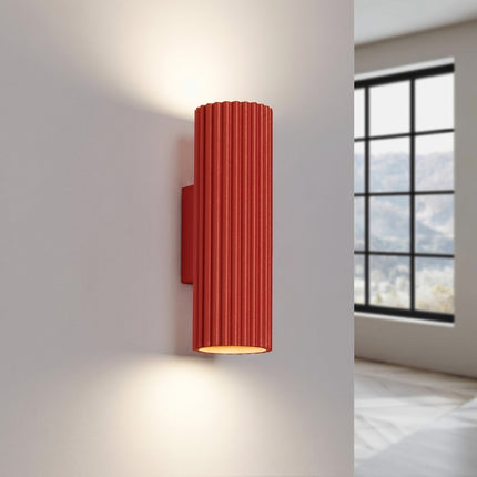 Applique Murale Oslo 20 cm en Aluminium Cannelé Rouge Vif, lumière allumée