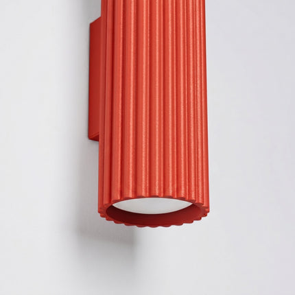 Applique Murale Oslo 20 cm en Aluminium Cannelé Rouge Vif, vue de détail