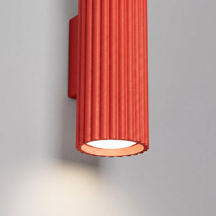 Applique Murale Oslo 20 cm en Aluminium Cannelé Rouge Vif, packshot de trois quarts