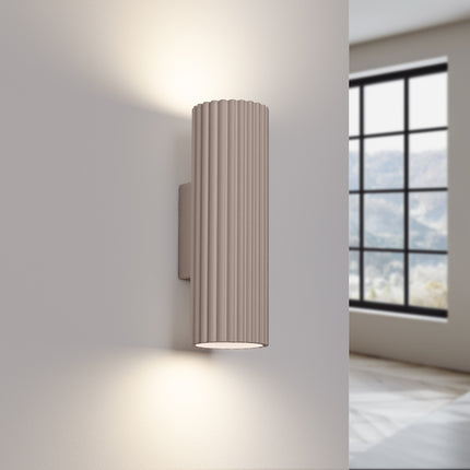 Applique Murale Oslo 20 cm en Aluminium Cannelé Taupe, lumière allumée