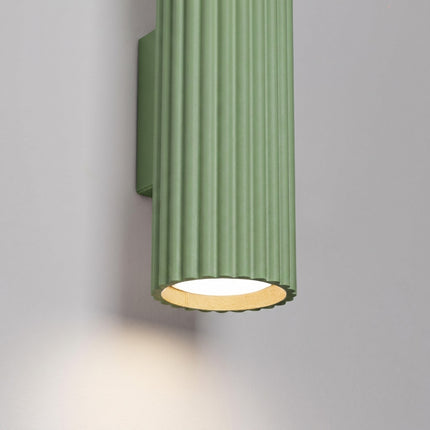 Applique Murale Oslo 20 cm en Aluminium Cannelé Vert Sauge, packshot de trois quarts