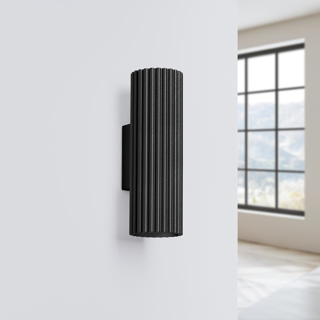 Applique murale Oslo 20 noir, colonne cannelée en aluminium vue sous un autre angle