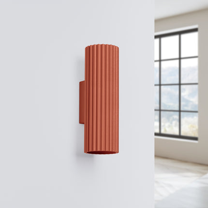 Applique murale Oslo 20 rouge ocre, colonne cannelée en aluminium vue sous un autre angle