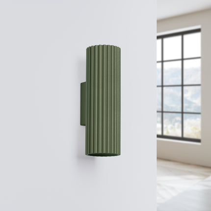 Applique murale Oslo 20 vert olive, colonne cannelée en aluminium vue sous un autre angle