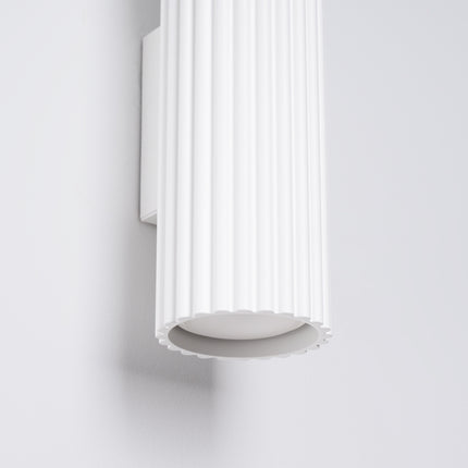 Gros plan sur l'ouverture inférieure cannelée de l'applique Oslo 30 blanche, lumière GU10 diffusée