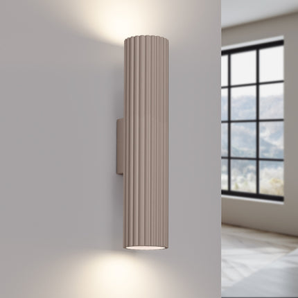 Applique Murale Oslo 30 cm en Aluminium Cannelé Taupe, lumière allumée