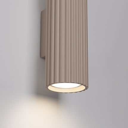 Applique Murale Oslo 30 cm en Aluminium Cannelé Taupe, packshot de trois quarts