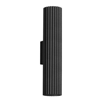 Applique murale Oslo 30 noire en aluminium cannelé, silhouette verticale sur fond blanc