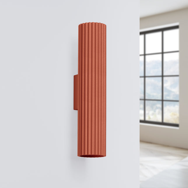 Applique murale Oslo 30 rouge ocre fixée au mur dans un intérieur clair et épuré, près d'une fenêtre