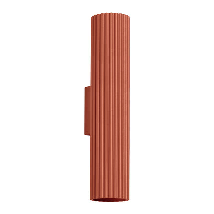 Applique murale Oslo 30 rouge ocre en aluminium cannelé, silhouette verticale sur fond blanc