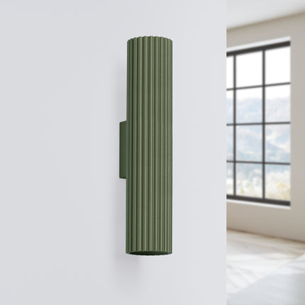 Applique murale Oslo 30 vert olive fixée au mur dans un intérieur clair et épuré, près d'une fenêtre