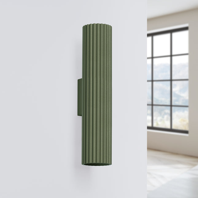Applique murale Oslo 30 vert olive fixée au mur dans un intérieur clair et épuré, près d'une fenêtre