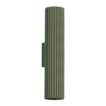 Applique murale Oslo 30 vert olive en aluminium cannelé, silhouette verticale sur fond blanc
