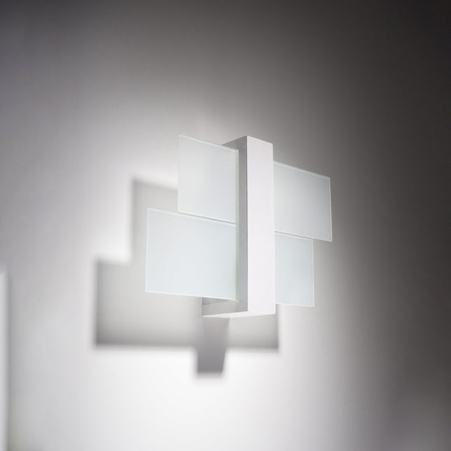 Applique murale panneaux horizontal blanche et verre dans un salon contemporain