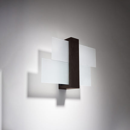 Applique murale panneaux horizontal en bois foncé et verre dans un salon contemporain