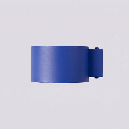 Applique murale Pastille bleu outremer, packshot de trois quarts