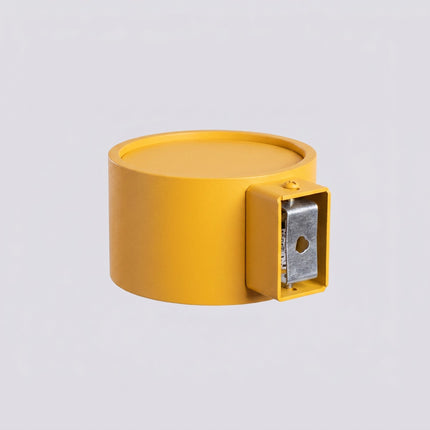 Applique murale Pastille jaune ambré, vue sur fond coloré