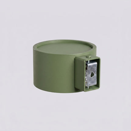 Applique murale Pastille vert olive, vue sur fond coloré
