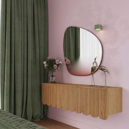 Applique murale Pastille vert olive, au-dessus d'un plan de travail
