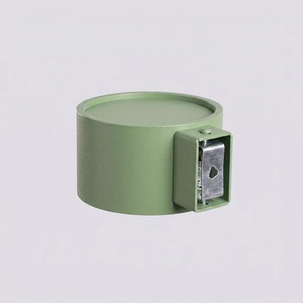 Applique murale Pastille vert sauge, vue sur fond coloré