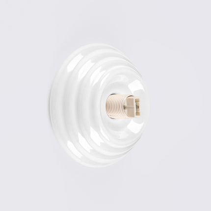 Applique Murale Perle Céramique Blanche IP44, vue sur fond coloré