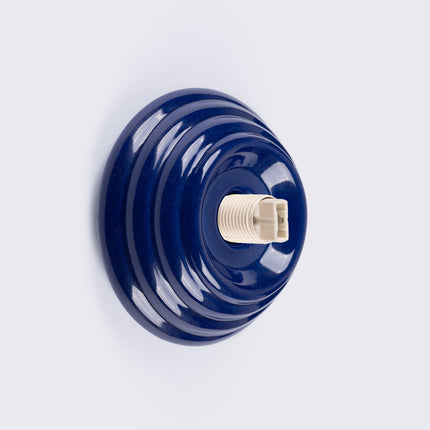 applique murale perle céramique bleu outremer ip44, vue sur fond coloré