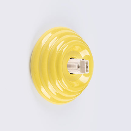 applique murale perle céramique jaune ambré ip44, vue sur fond coloré