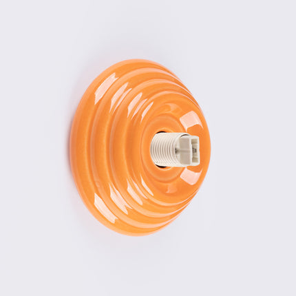 applique murale perle céramique orange ip44, vue sur fond coloré