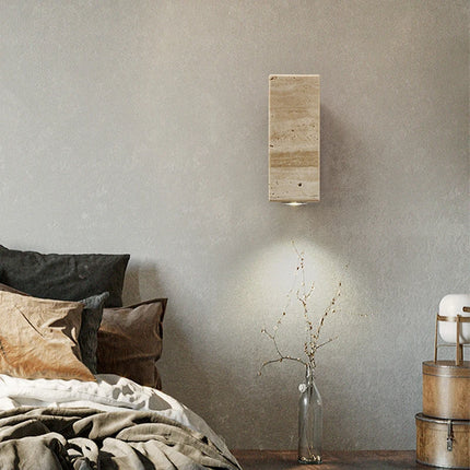 Applique murale en travertin éclairant une chambre